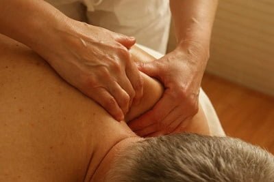 Cupping og massage fjerner muskelsmerter og myoser i kroppen
