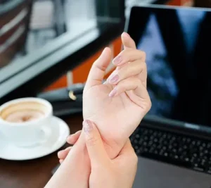 Musearm-symptomer-Hvad-du-skal-vaere-opmaerksom-paa