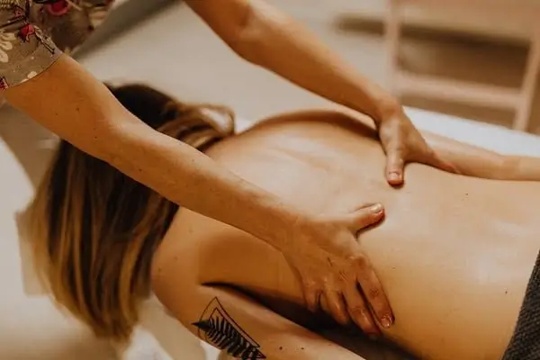 Zency-massage-Professionel-massage-af-myoser-i-ryggen