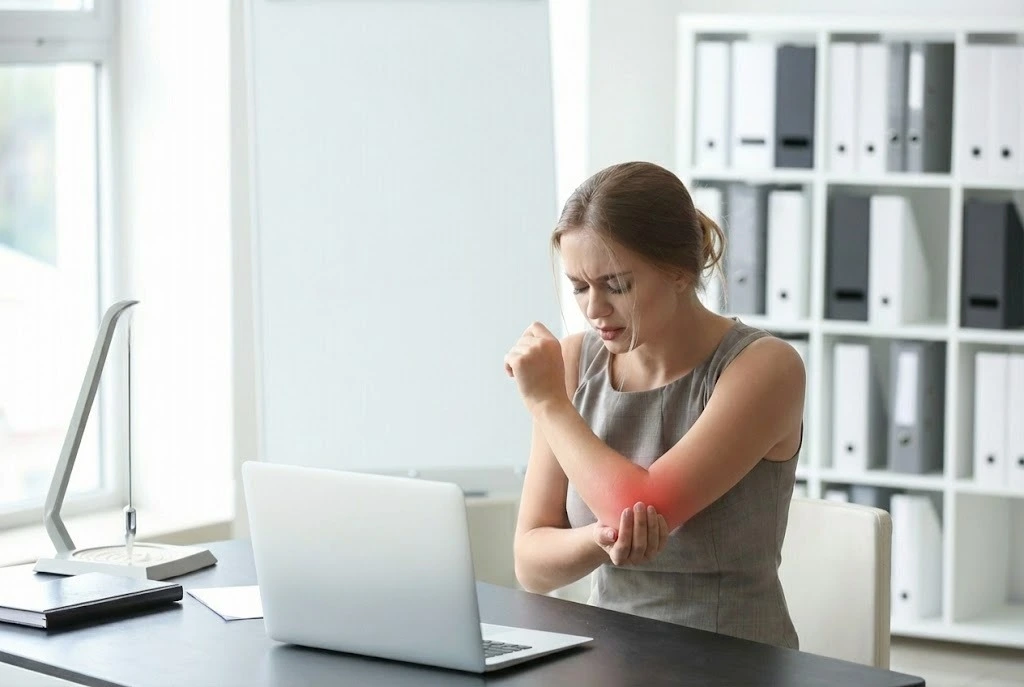 Tennisalbue ved kontorarbejde Zency Massage